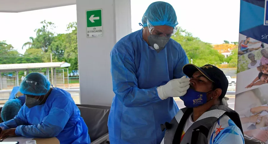 Coronavirus en Colombia: casos y muertos hoy octubre 10. Médicos realizando prueba de coronavirus