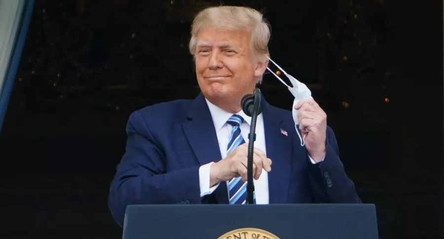 Donald Trump se quita la máscara antes de hablar desde el pórtico sur de la Casa Blanca. Según su médico, el presidente ya no es contagioso de COVID-19.