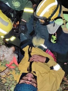 Hombre es rescatado por el Cuerpo de Bomberos en el cerro La Cruz de Bogotá.