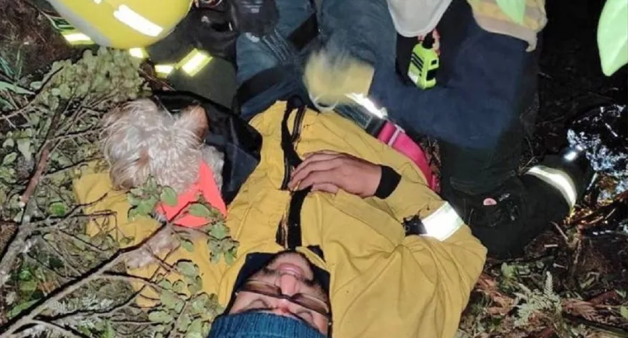 Hombre es rescatado por el Cuerpo de Bomberos en el cerro La Cruz de Bogotá.
