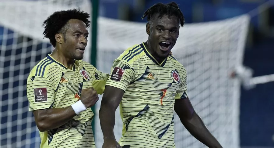 Jugadores de la Selección Colombia celebrando sus goles frente a Venezuela, posible alineación titular de Colombia contra Chile en Eliminatorias
