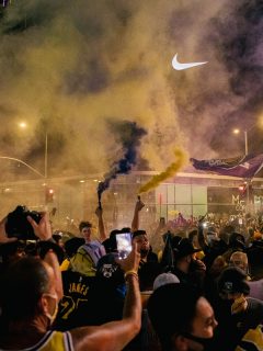 Aficionados de los Lakers celebran título de la NBA.
