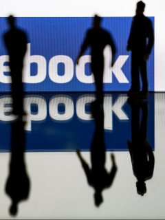 Logo de Facebook con siluetas humanas superpuestas.