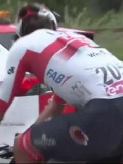 El pedalista colombiano Fernando Gaviria sufrió una dura caída en medio de la décima fracción del Giro de Italia 2020.