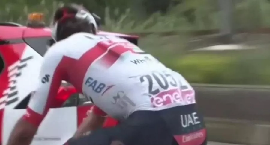 El pedalista colombiano Fernando Gaviria sufrió una dura caída en medio de la décima fracción del Giro de Italia 2020.