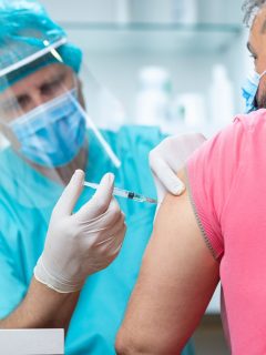Imagen de hombre poniéndose vacuna ilustra nota sobre voluntario que recibió inyección contra la COVID-19, y se contagió de coronavirus