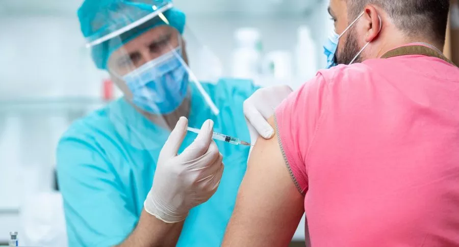 Imagen de hombre poniéndose vacuna ilustra nota sobre voluntario que recibió inyección contra la COVID-19, y se contagió de coronavirus