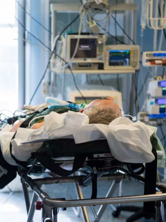 Hombre en cuidados intensivos debido al coronavirus.