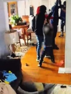 Niño de 5 años ataca a ladrones y evita que roben su casa.
