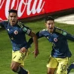 Falcao García y James Rodriguez celebrando el empate en el último minuto contra Chile en Eliminatorias.