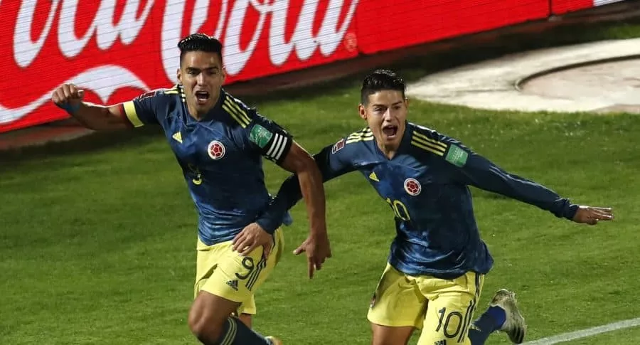Falcao García y James Rodriguez celebrando el empate en el último minuto contra Chile en Eliminatorias.