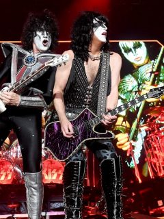 Tommy Thayer y Paul Stanley en concierto en marzo del 2020, antes de dar nuevas fechas para el concierto en Bogotá, Colombia, y otros de América Latina que aplazó por el coronavirus.