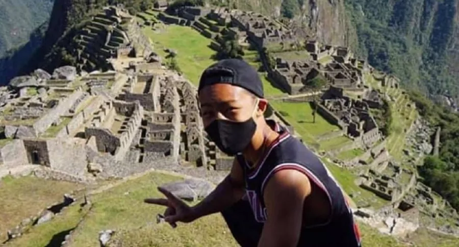 Jesse Takayama, turista japonés, visitando Machu Picchu (Perú).