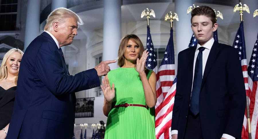 Donald, Melania y Barron Trump en medio de un evento público en la Casa Blanca.