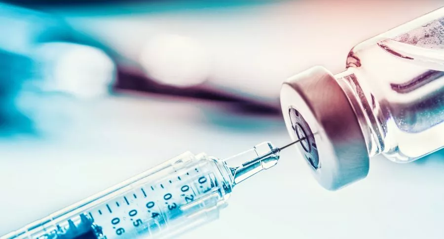 Imagen de referencia de una vacuna, a propósito de la suspensión de sus ensayos en Colombia.