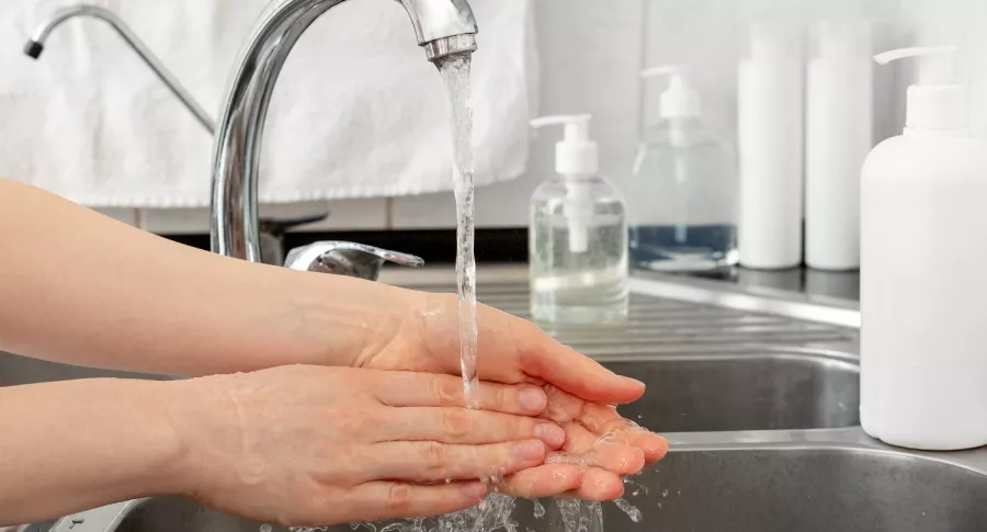 Imagen de persona lavándose las manos ilustra nota sobre hogares que dejaron de pagar los servicios públicos por el coronavirus
