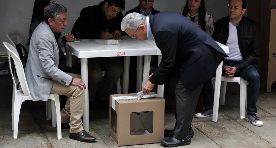 Álvaro Uribe Vélez deposita su voto en las elecciones del 2018.