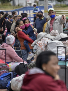 Grupo de migrantes venezolanos que regresaron a su país por la pandemia, pero comienzan a reingresar a Colombia al disminuir el pico de contagio.
