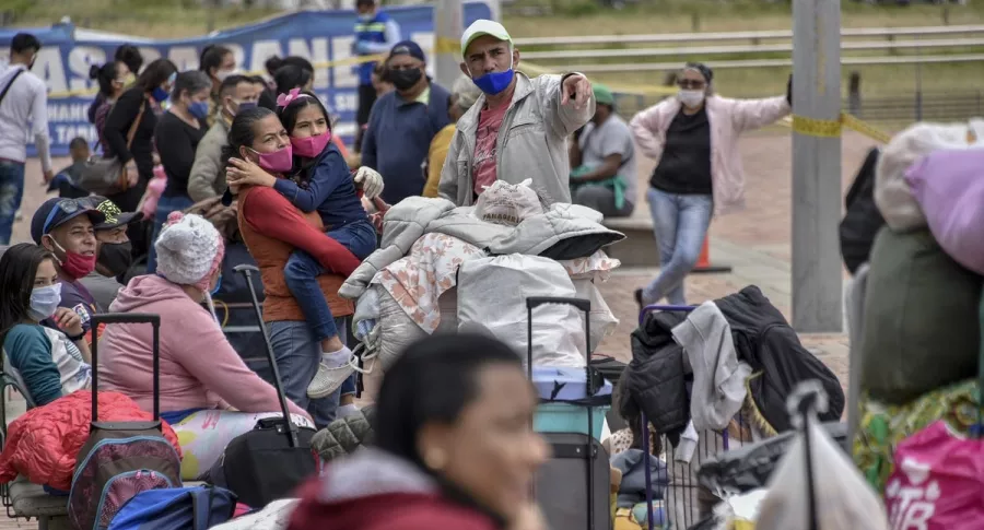 Grupo de migrantes venezolanos que regresaron a su país por la pandemia, pero comienzan a reingresar a Colombia al disminuir el pico de contagio.