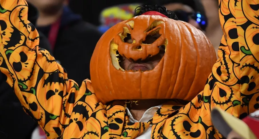 Persona disfrazada de calabaza ilustra artículo Coronavirus: ciudad de Colombia anuncia que no tendrá Halloween