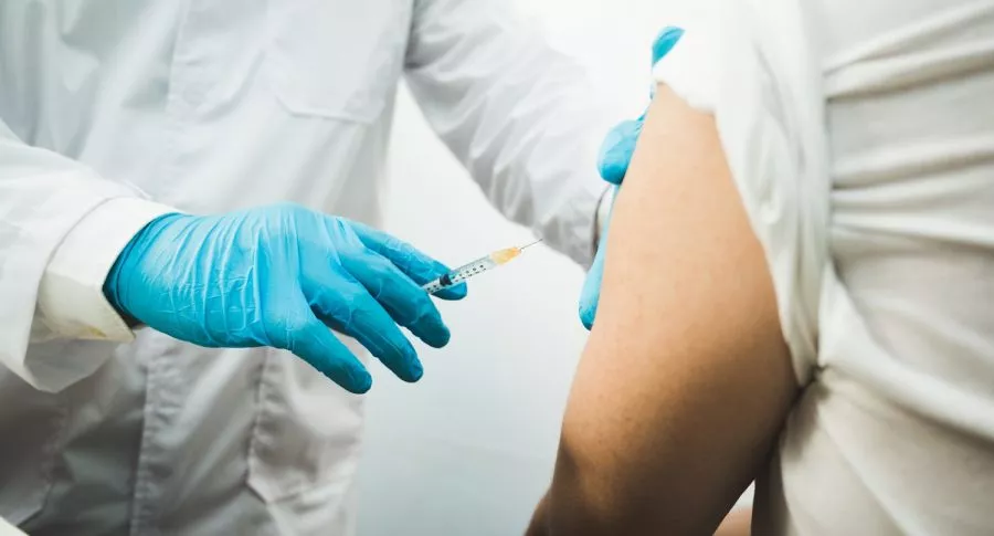 Imagen de inyección ilustra nota sobre vacuna contra el coronavirus que sería gratis para algunos colombianos