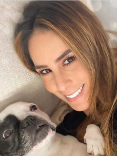 Selfi de Carolina Soto con perra Praga, a quien no lleva a guarderías por una mala experiencia.