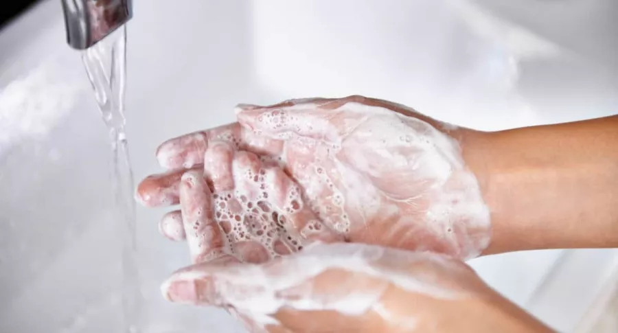 Foto de lavado de manos ilustra nota sobre enfermedades que se pueden contraer por mala higiene en la manos, a propósito del Día Mundial del Lavado de Manos.