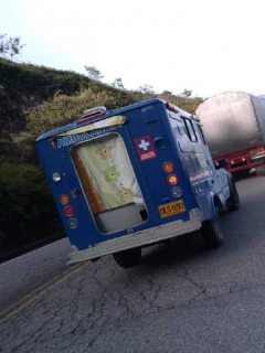 Imagen de la ambulancia que viaja sin puerta y con paciente adentro, en Cúcuta