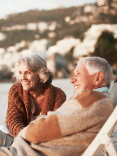 Foto de adultos mayores ilustra nota sobre los 10 mejores países para pensionarse.