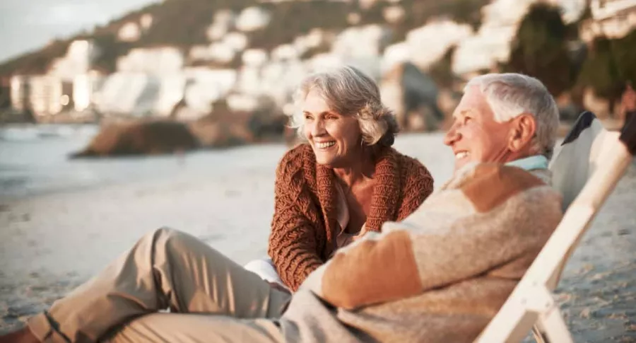 Foto de adultos mayores ilustra nota sobre los 10 mejores países para pensionarse.