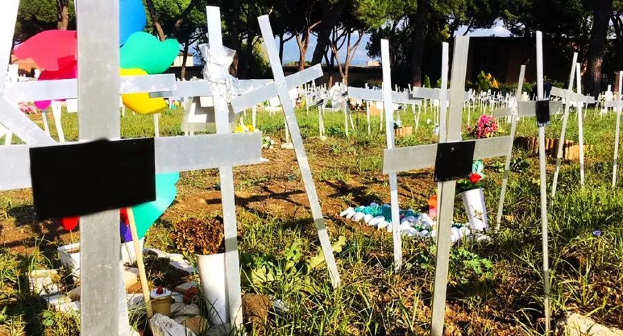 Cementerio de fetos con nombre de quienes abortaron, en Italia