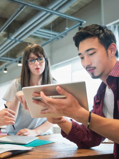 Imagen de personas trabajando en equipo para ilustrar nota sobre las mejores empresas para trabajar en 2020