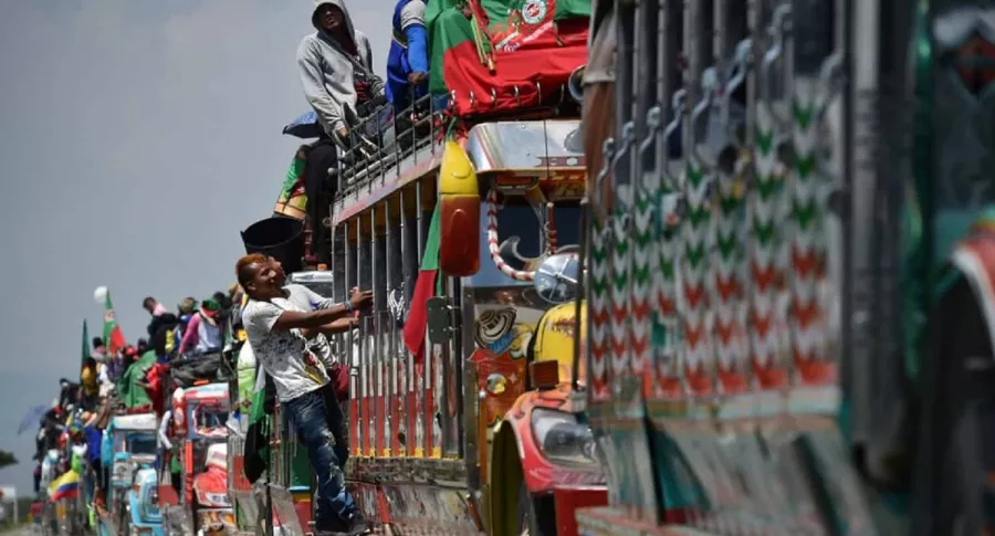 Indígenas colombianos viajan a Bogotá en el marco de la minga que protesta por la violencia en Colombia. 