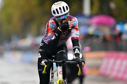 Ciclistas del Giro piden detener competencia por coronavirus
