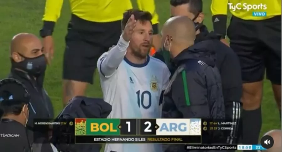 Lionel Messi discutiendo con asistente de la selección de Bolivia luego de partido de Eliminatorias