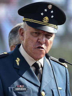 El exministro de Defensa de México Salvador Cienfuegos, capturado en Estados Unidos, durante una ceremonia en una base militar en la Ciudad de México, en 2016.
