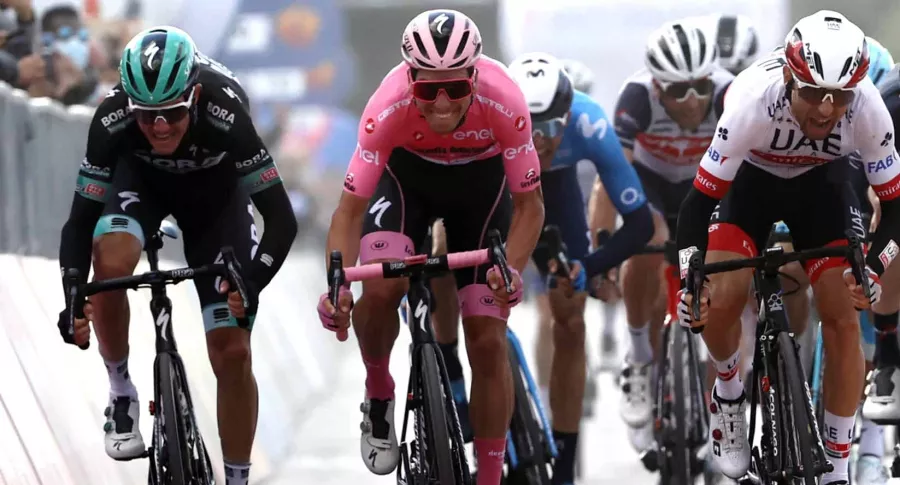 Joao Almeida (rosado), líder del Giro de Italia, junto a Diego Ulissi (blanco), ganador de la etapa 13.