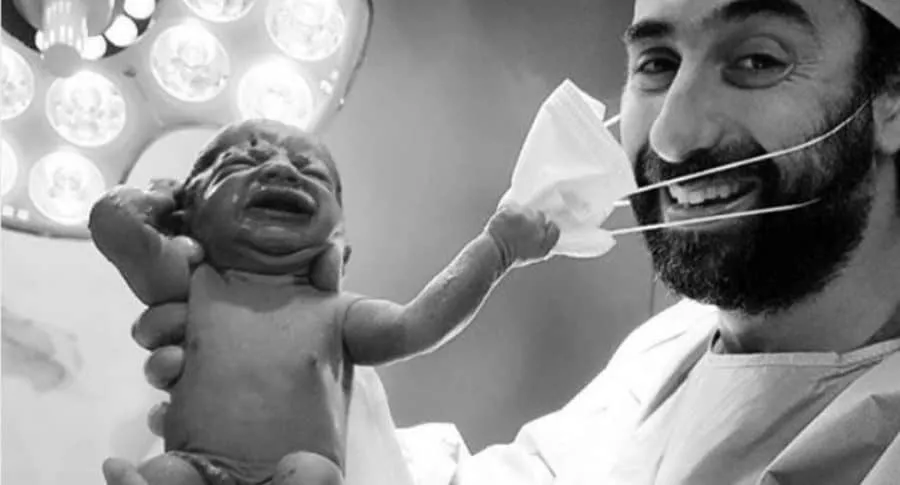 Médico Samer Cheaib, quien publicó foto viral con bebé agarrando tapabocas
