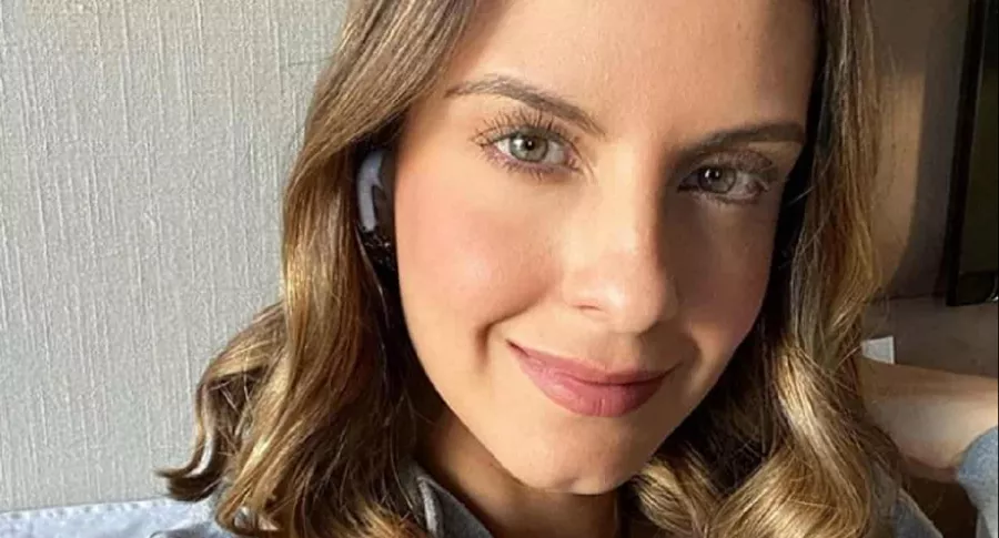 Selfi de Laura Acuña, presentadora que reveló que no toma y otros datos sobre ella.