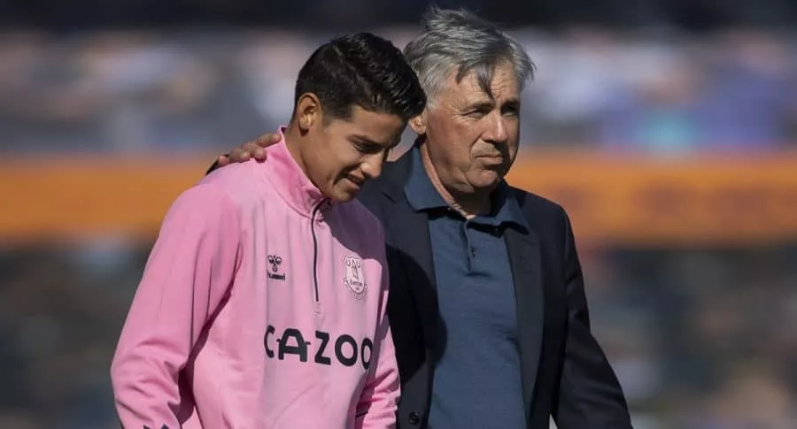 James Rodríguez y Carlo Ancelotti antes de un partido del Everton, el técnico está sorprendido por el buen nivel del colombiano