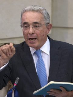 Imagen de Álvaro Uribe que ilustra nota de Semana, que les jala las orejas a Uribe, Barreras y Lara