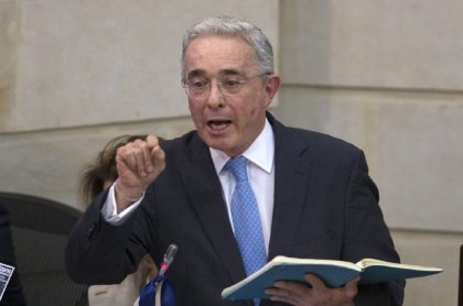 Imagen de Álvaro Uribe que ilustra nota de Semana, que les jala las orejas a Uribe, Barreras y Lara