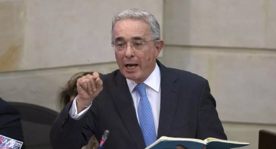 Imagen de Álvaro Uribe que ilustra nota de Semana, que les jala las orejas a Uribe, Barreras y Lara