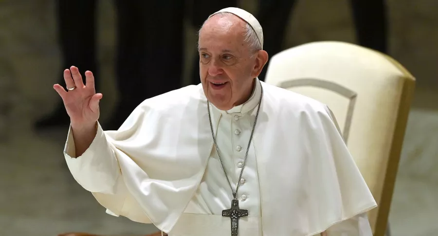 El papa Francisco, en cuyo circulo cercano se confirmó un caso de coronavirus, saluda a los fieles durante la audiencia general del pasado 14 de octubre en el aula Pablo VI, en el Vaticano.