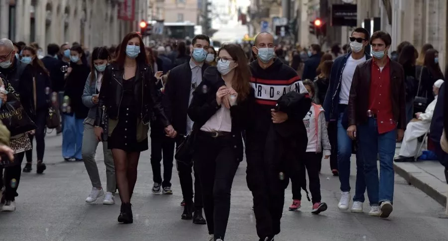 ciudadanos caminando por las calles de Roma, Italia, en medio de la pandemia del coronavirus.