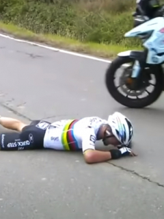 Caída de Alaphilippe en Tour de Flandes.