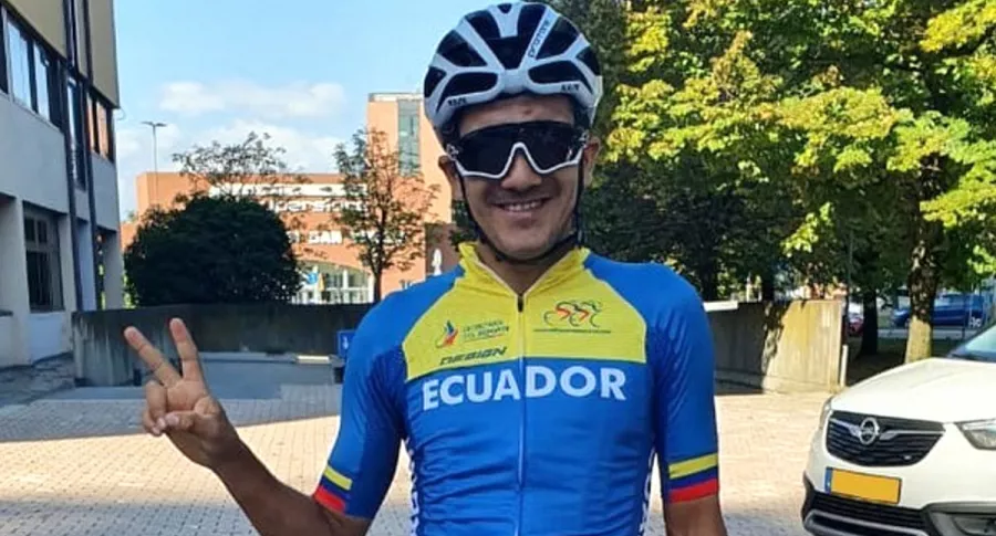 Vuelta a España anuncia a Richard Carapaz como colombiano. Imagen de referencia del ciclista ecuatoriano con el uniforme de su selección.