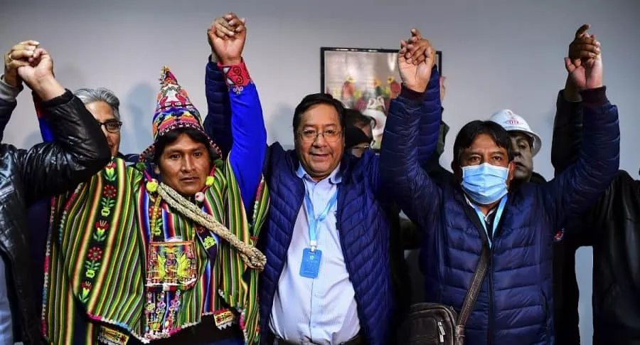 Luis Arce (centro), presidente electo de Bolivia, junto a David Choquehuanca (a su izquierda), nuevo vicepresidente, celebran durante la noche del 18 de octubre tras su victoria en las elecciones presidenciales en Bolivia.