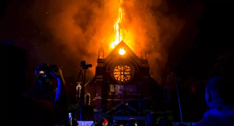 Una de las iglesias quemadas en movilizaciones en Santiago de Chile.