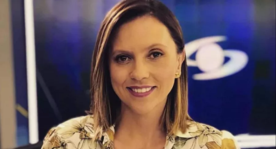 Catalina Gómez, que reveló el sexo y nombre de su bebé en 'Día a día', posando en set Noticias Caracol.